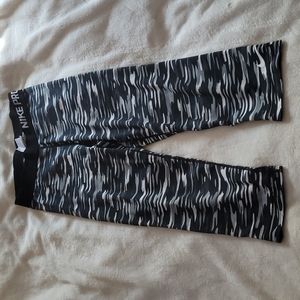 Nike Cropped Black & White Camo Leggings